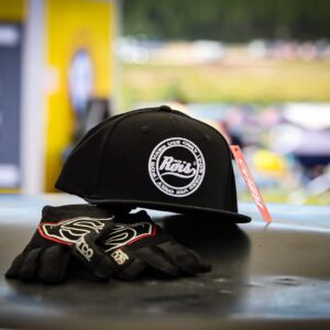 Lippis musta / Pyöreä logo